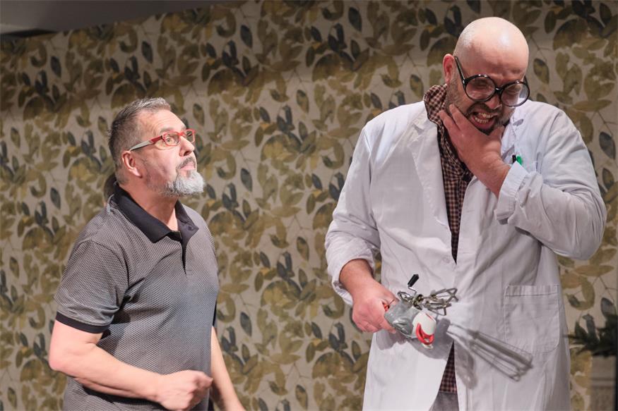 Theater im Winzerkeller: Eine Familie zum Schieflachen