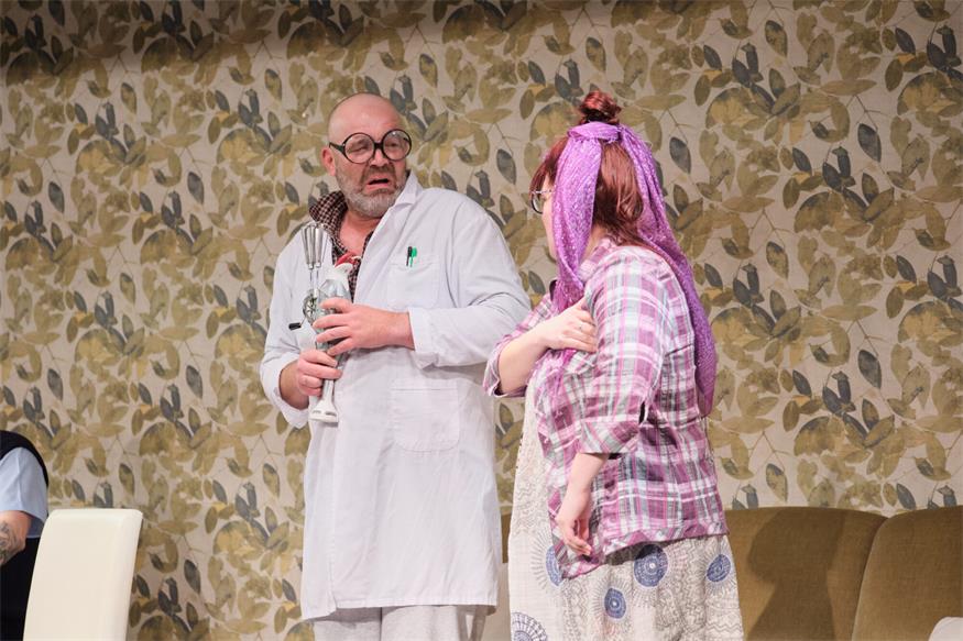 Theater im Winzerkeller: Eine Familie zum Schieflachen
