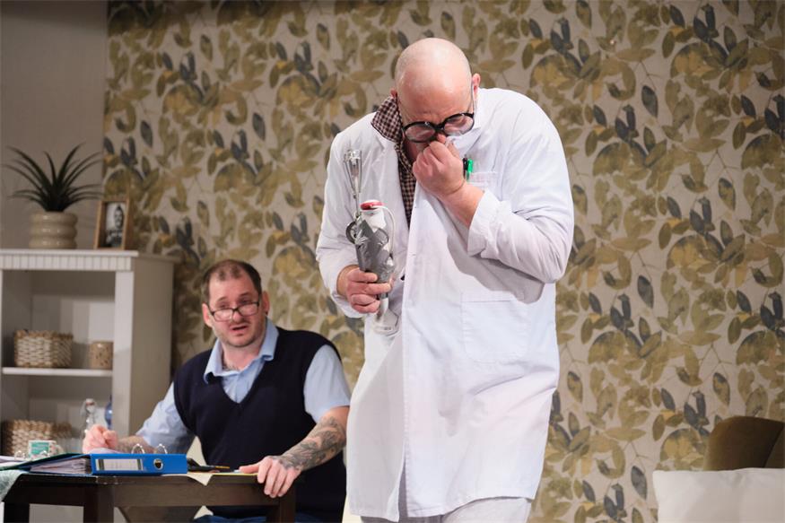 Theater im Winzerkeller: Eine Familie zum Schieflachen
