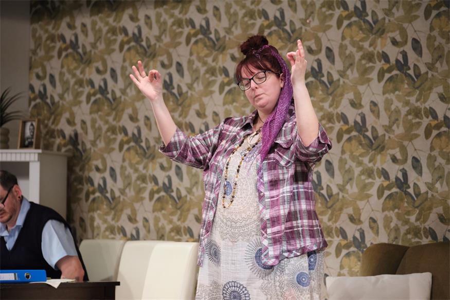 Theater im Winzerkeller: Eine Familie zum Schieflachen