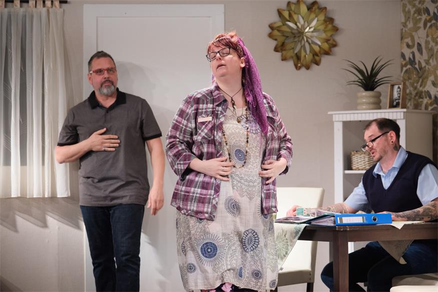 Theater im Winzerkeller: Eine Familie zum Schieflachen