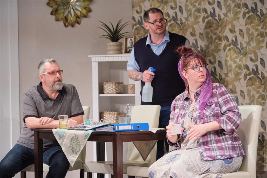 Theater im Winzerkeller: Eine Familie zum Schieflachen