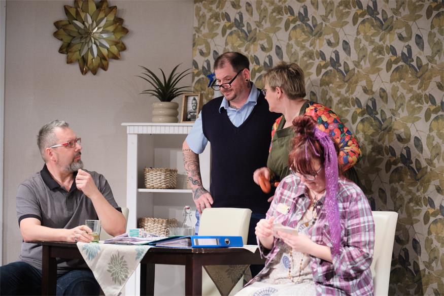 Theater im Winzerkeller: Eine Familie zum Schieflachen