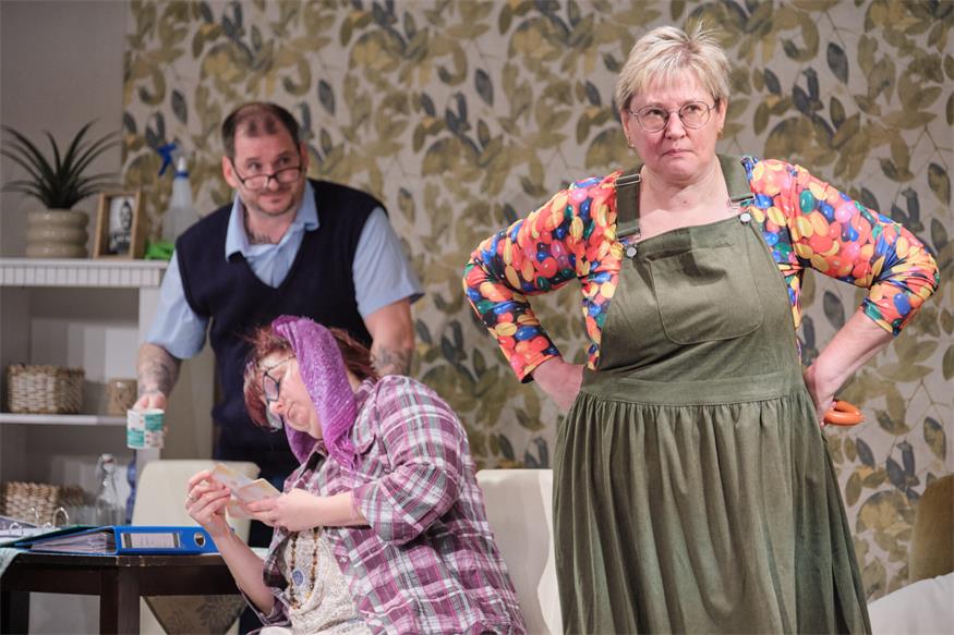 Theater im Winzerkeller: Eine Familie zum Schieflachen