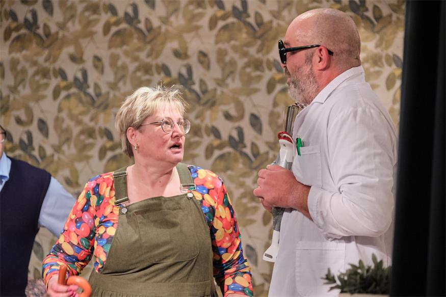 Theater im Winzerkeller: Eine Familie zum Schieflachen