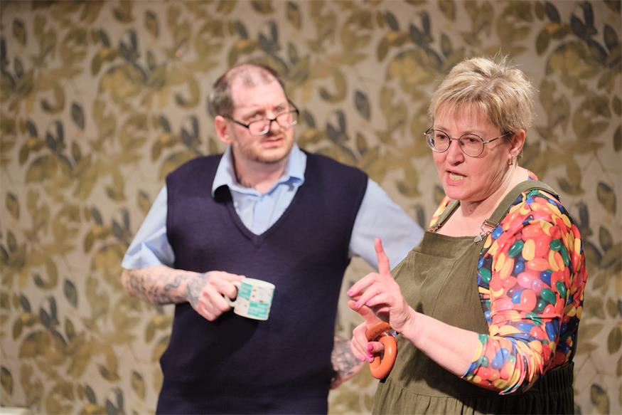 Theater im Winzerkeller: Eine Familie zum Schieflachen