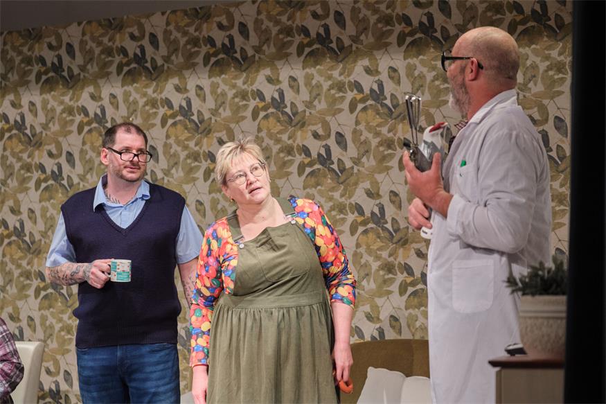 Theater im Winzerkeller: Eine Familie zum Schieflachen