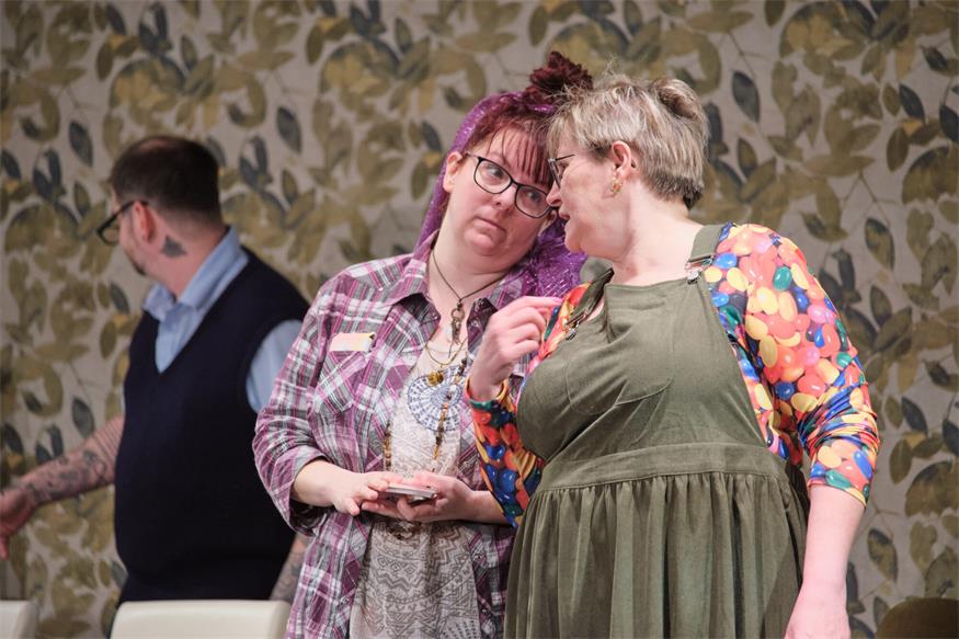 Theater im Winzerkeller: Eine Familie zum Schieflachen