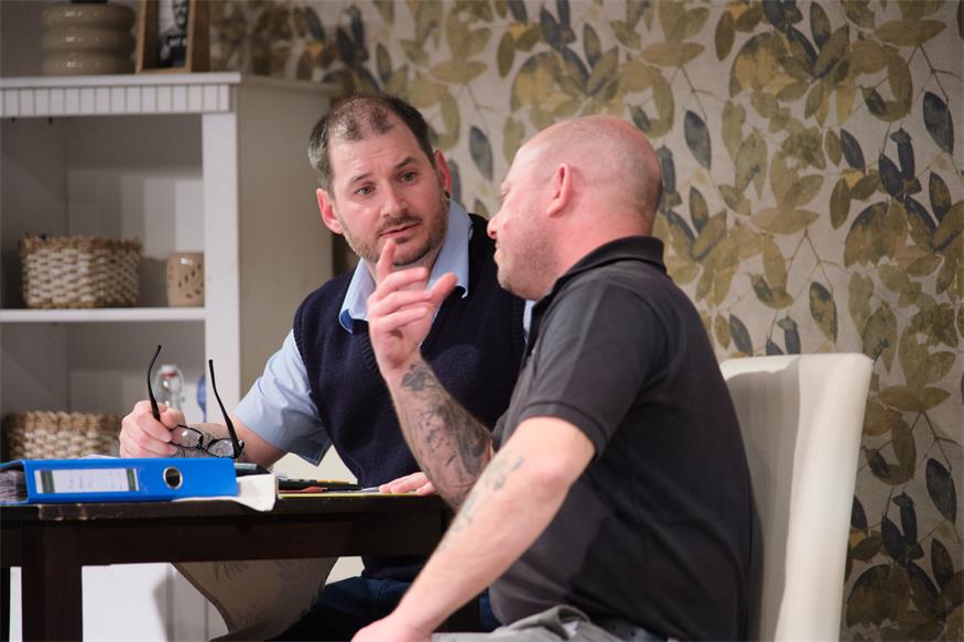 Theater im Winzerkeller: Eine Familie zum Schieflachen