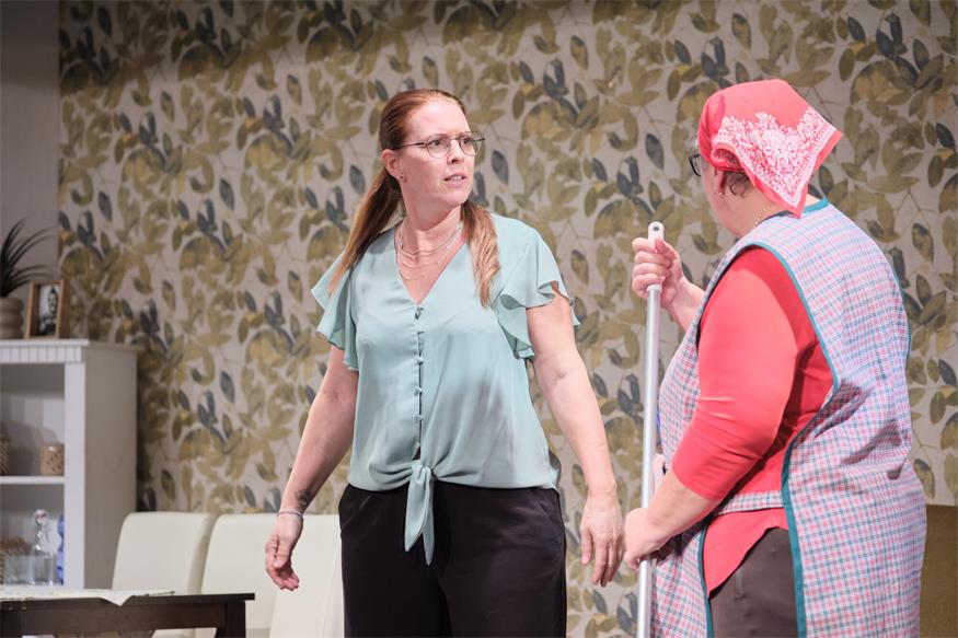 Theater im Winzerkeller: Eine Familie zum Schieflachen