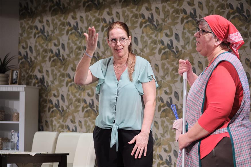 Theater im Winzerkeller: Eine Familie zum Schieflachen