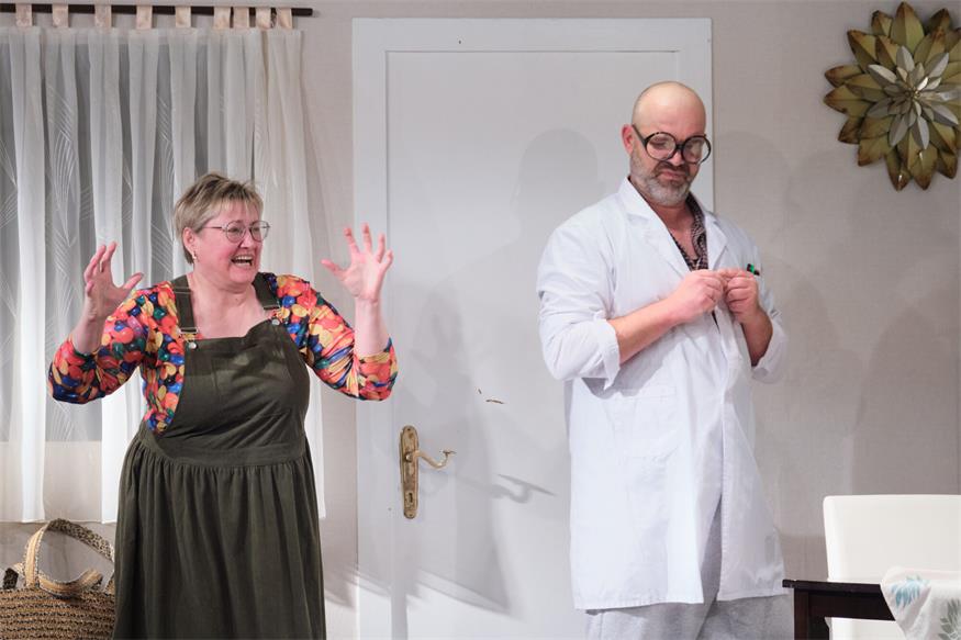 Theater im Winzerkeller: Eine Familie zum Schieflachen