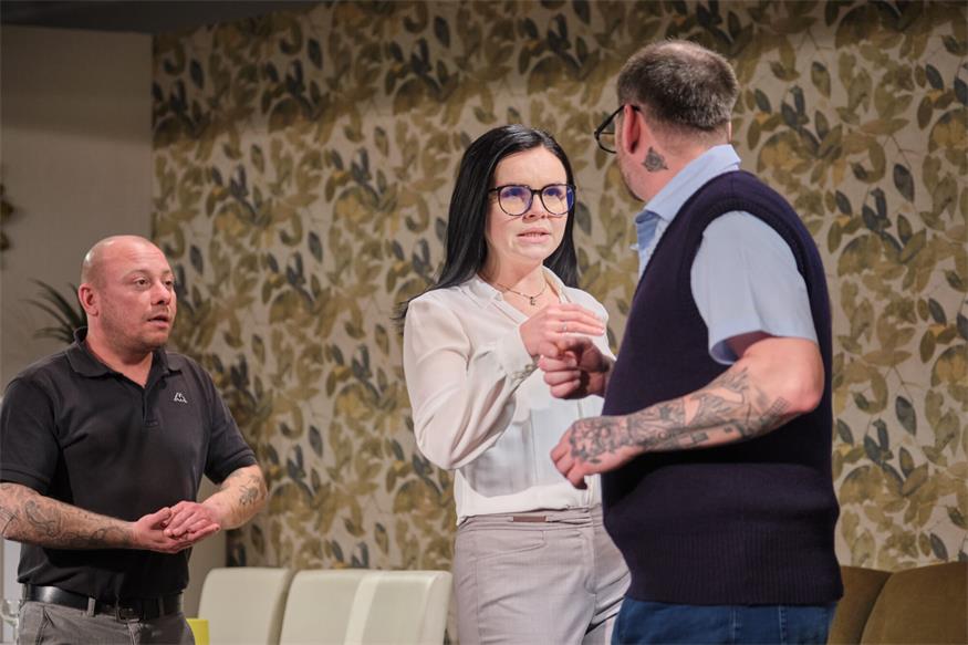 Theater im Winzerkeller: Eine Familie zum Schieflachen