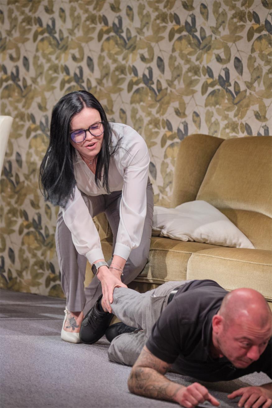 Theater im Winzerkeller: Eine Familie zum Schieflachen