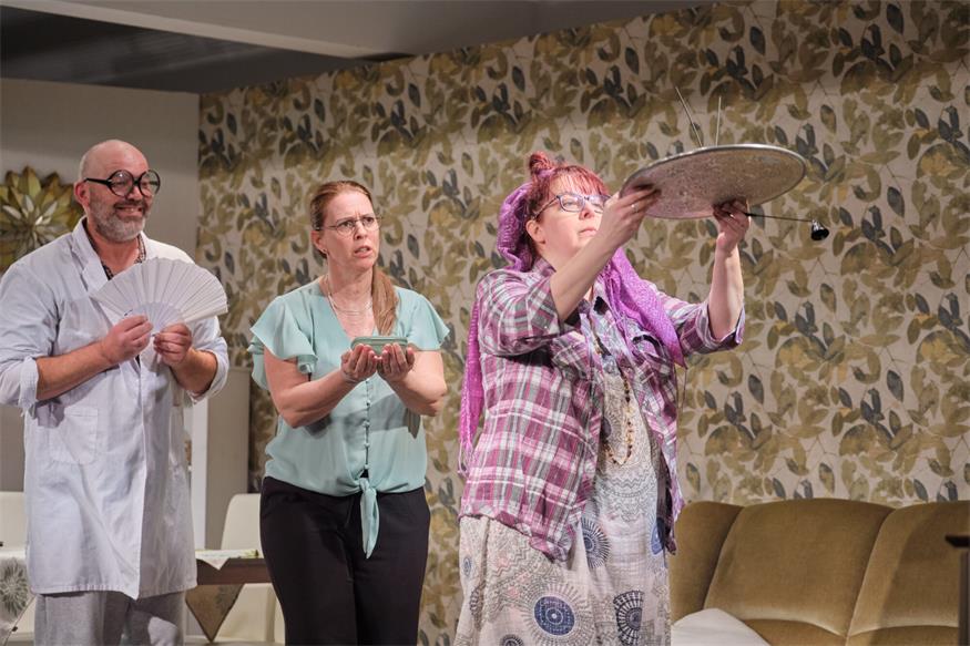 Theater im Winzerkeller: Eine Familie zum Schieflachen