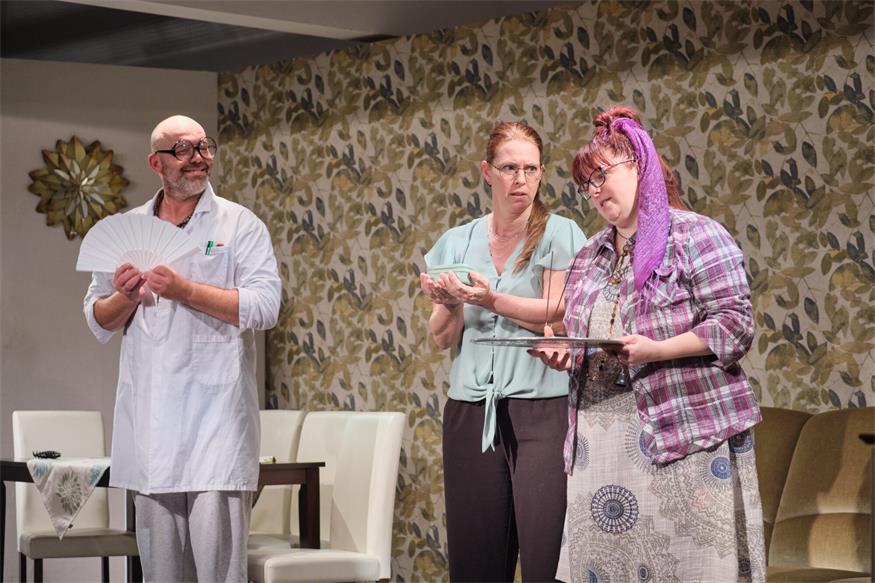 Theater im Winzerkeller: Eine Familie zum Schieflachen