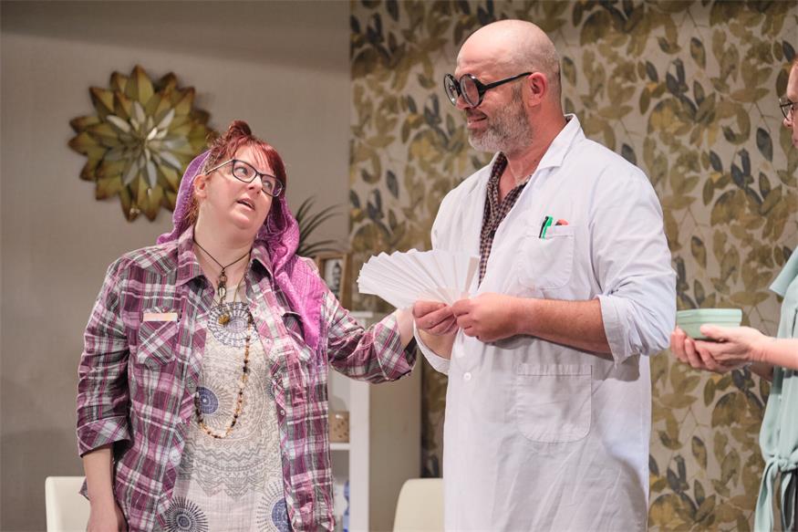 Theater im Winzerkeller: Eine Familie zum Schieflachen