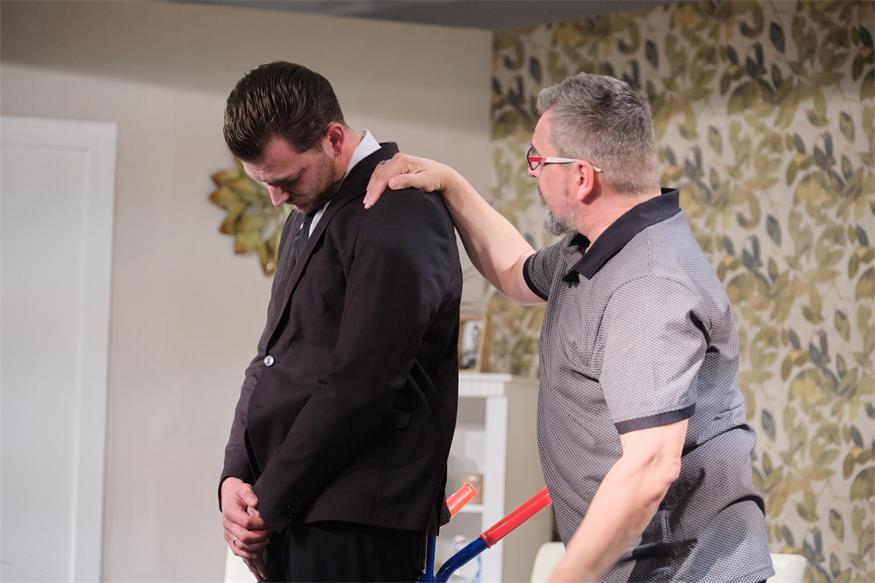 Theater im Winzerkeller: Eine Familie zum Schieflachen