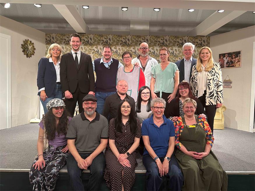 Theater im Winzerkeller: Eine Familie zum Schieflachen