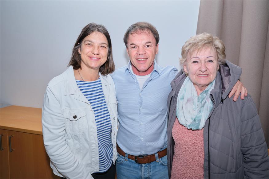 Theater im Winzerkeller: Eine Familie zum Schieflachen