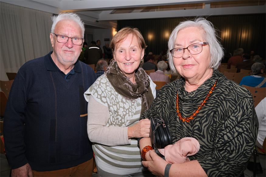 Theater im Winzerkeller: Eine Familie zum Schieflachen