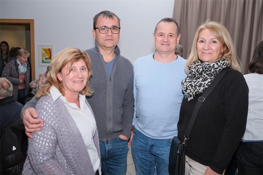 Theater im Winzerkeller: Eine Familie zum Schieflachen