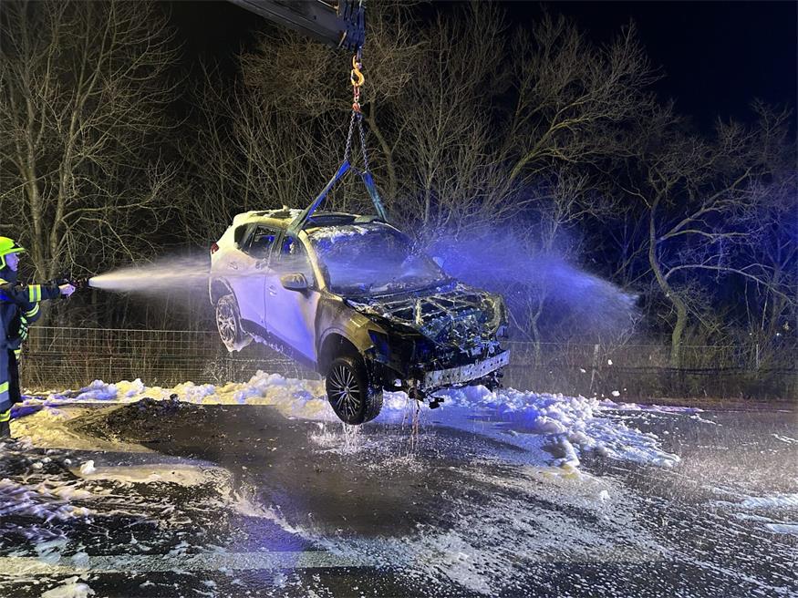 Feuerwehren im Einsatz: Auto brannte auf der S4-Schnellstraße