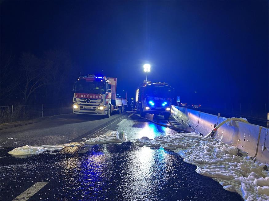Feuerwehren im Einsatz: Auto brannte auf der S4-Schnellstraße
