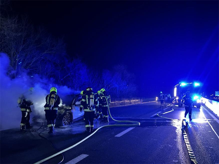 Feuerwehren im Einsatz: Auto brannte auf der S4-Schnellstraße