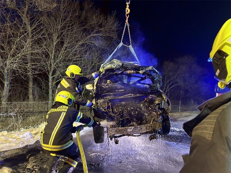 Feuerwehren im Einsatz: Auto brannte auf der S4-Schnellstraße
