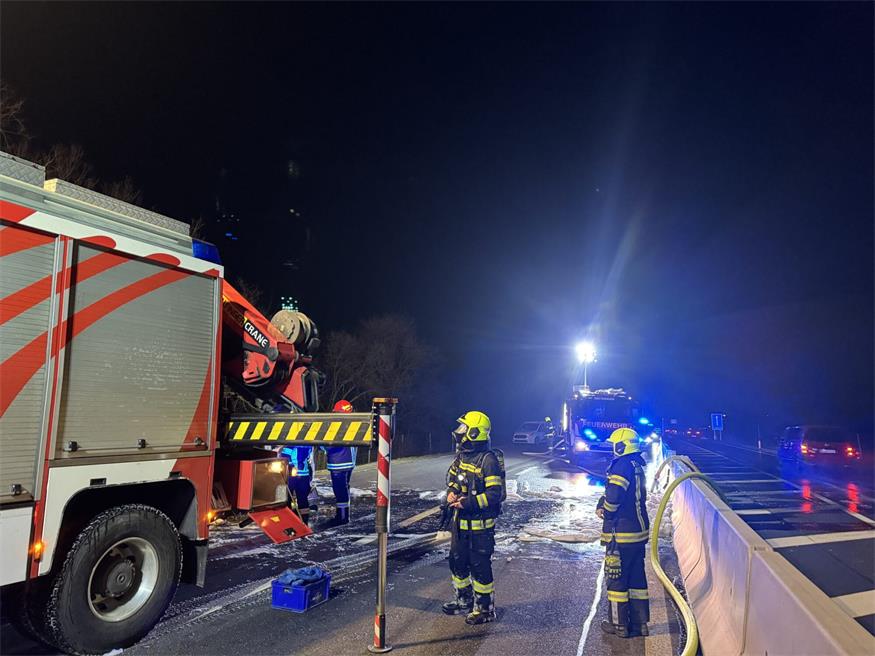 Feuerwehren im Einsatz: Auto brannte auf der S4-Schnellstraße