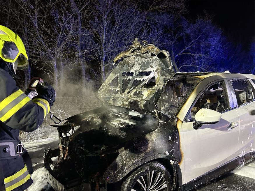 Feuerwehren im Einsatz: Auto brannte auf der S4-Schnellstraße