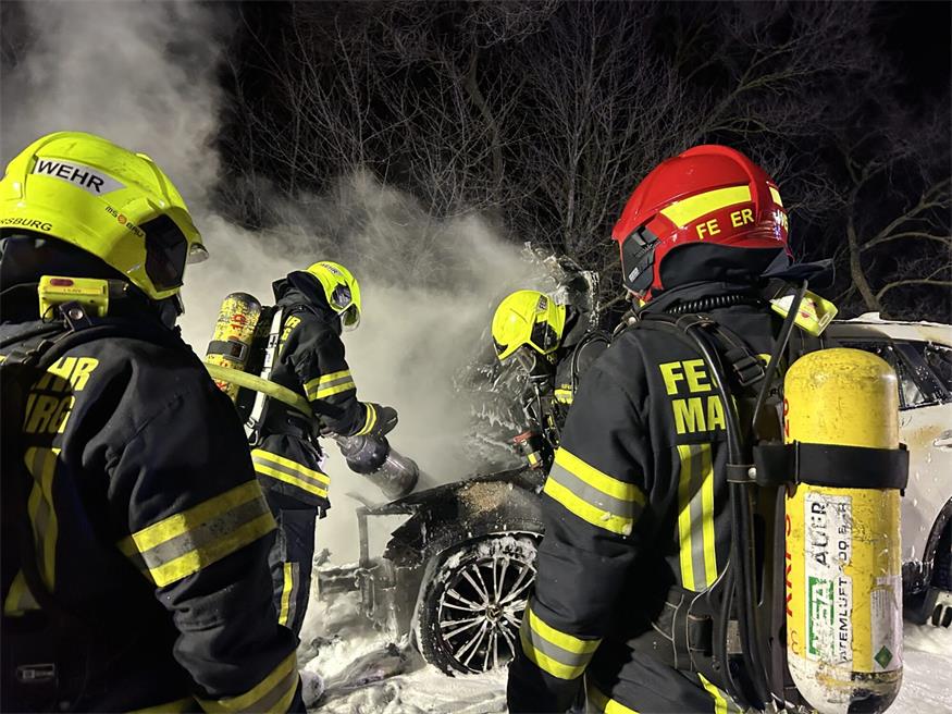 Feuerwehren im Einsatz: Auto brannte auf der S4-Schnellstraße