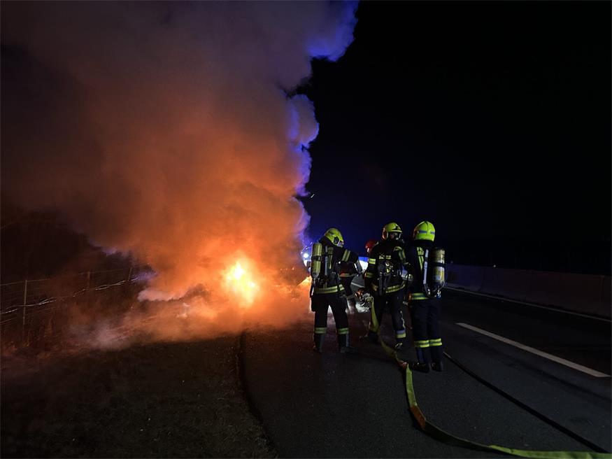 Feuerwehren im Einsatz: Auto brannte auf der S4-Schnellstraße