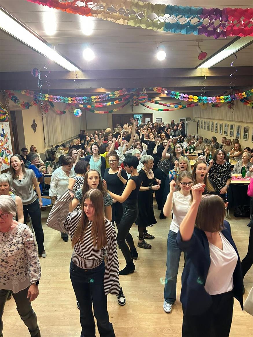 Volles Haus beim Neusiedler Frauenfasching