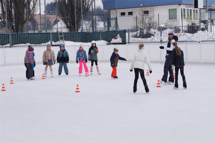 Kunsteisbahn Mattersburg: Winteridylle und Freude über Eislauf-Kurs