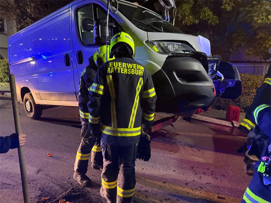 Mattersburg: Kastenwagen prallte gegen Baum