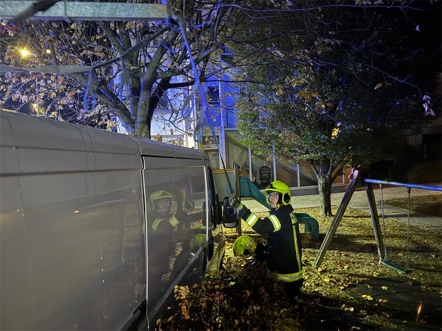 Mattersburg: Kastenwagen prallte gegen Baum