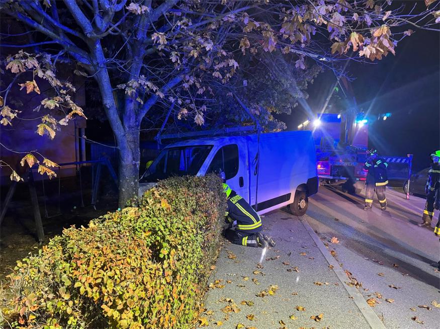 Mattersburg: Kastenwagen prallte gegen Baum