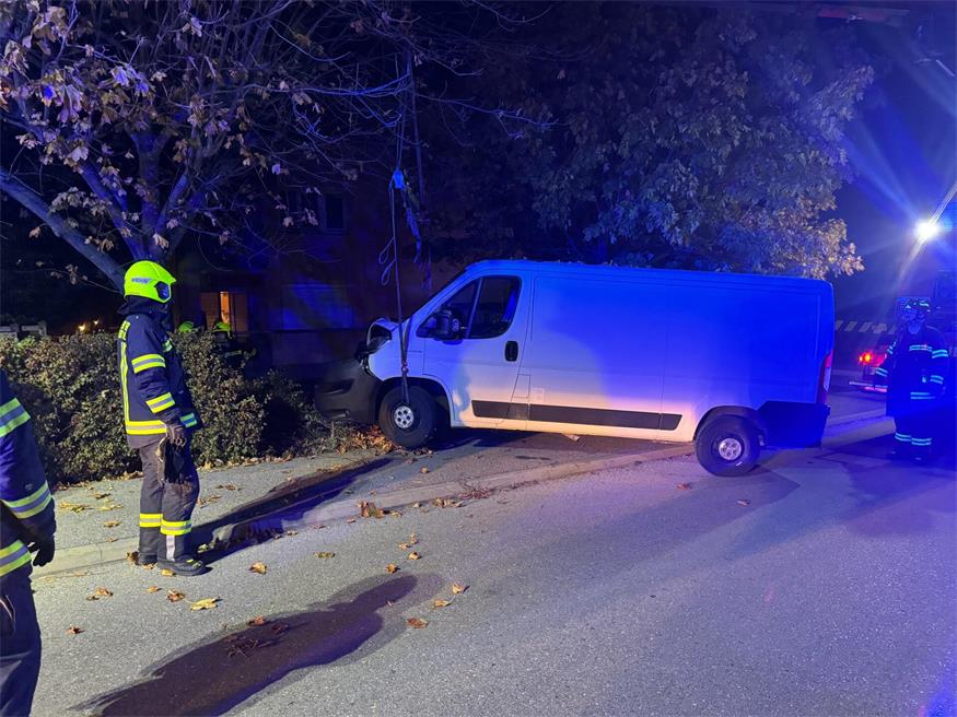 Mattersburg: Kastenwagen prallte gegen Baum