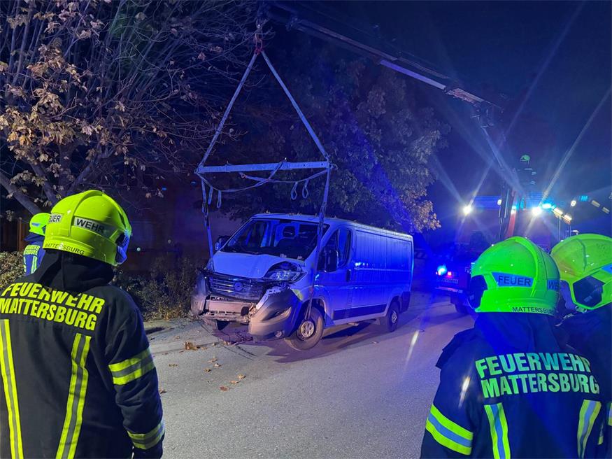 Mattersburg: Kastenwagen prallte gegen Baum