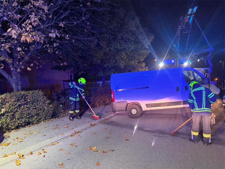 Mattersburg: Kastenwagen prallte gegen Baum