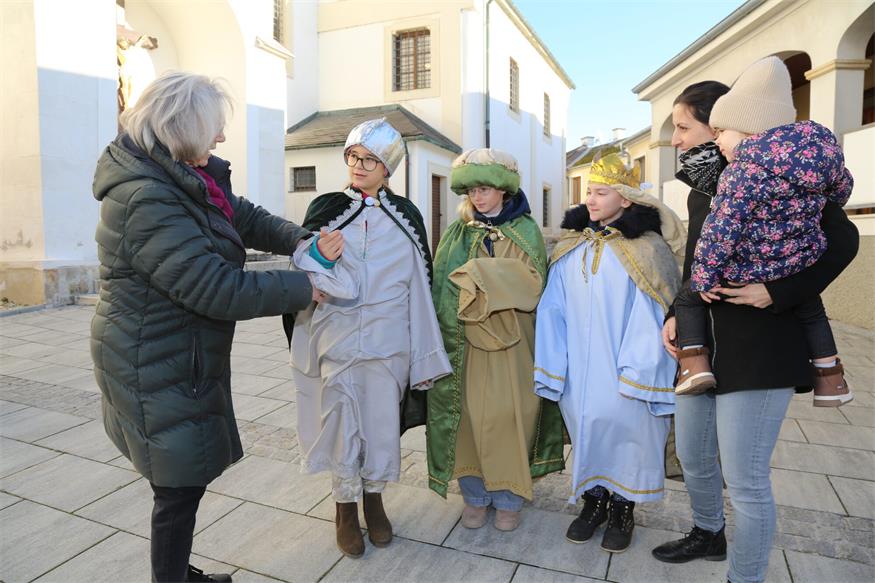 Bunte Gewänder und große Herzen: Die Sternsinger machen sich  bereit