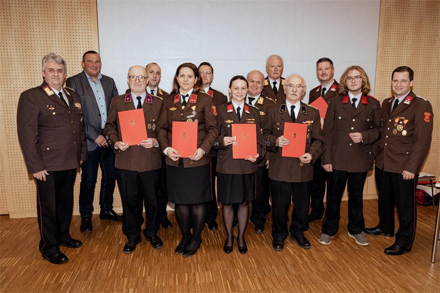 Zwei Verdienstkreuze und ein Priester als Feuerwehrmann in Steinberg