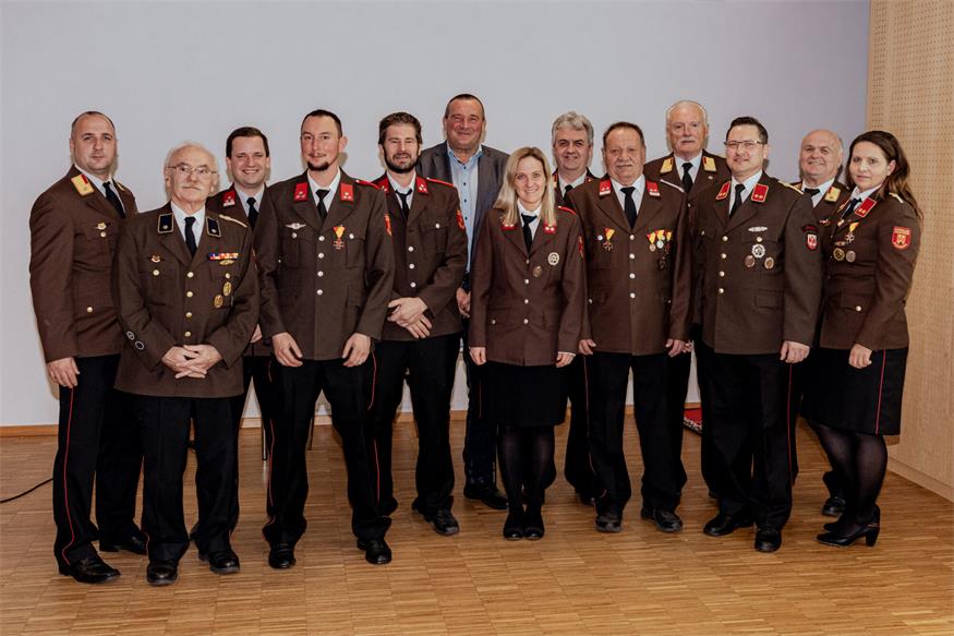 Zwei Verdienstkreuze und ein Priester als Feuerwehrmann in Steinberg