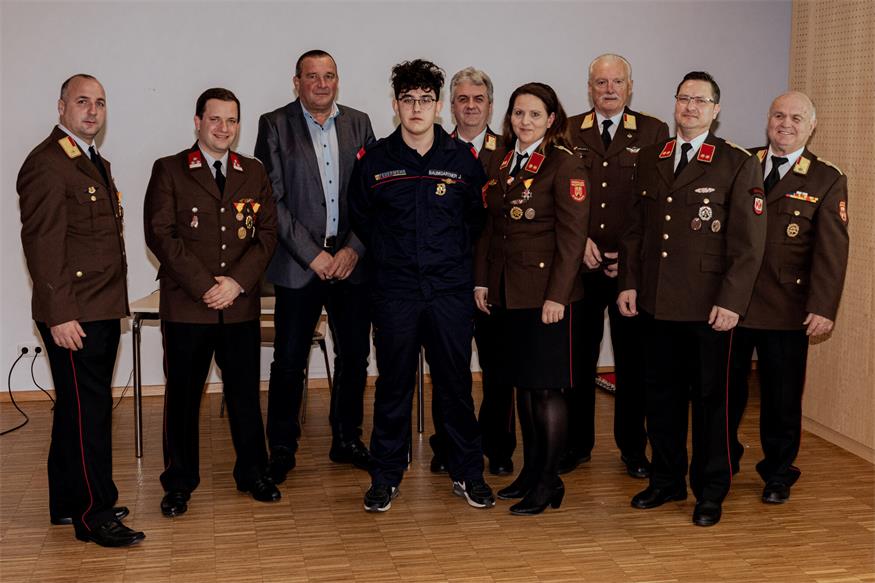 Zwei Verdienstkreuze und ein Priester als Feuerwehrmann in Steinberg