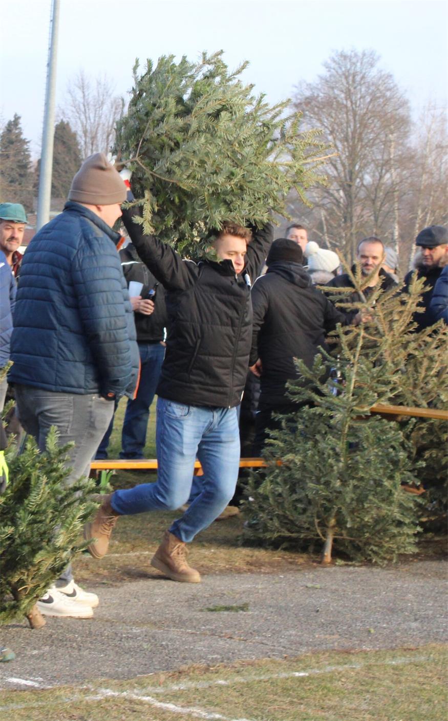 In Stoob „flogen“ Christbäume