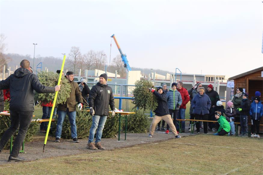 In Stoob „flogen“ Christbäume