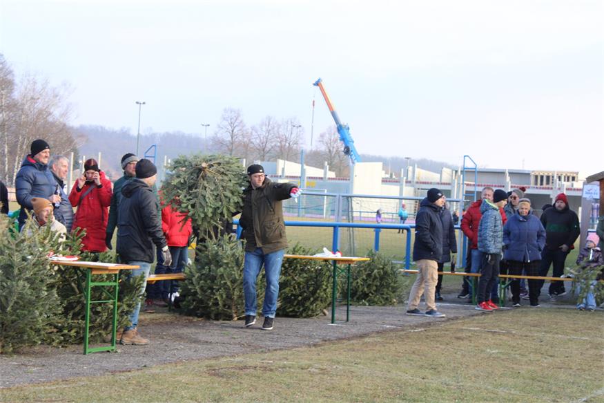In Stoob „flogen“ Christbäume