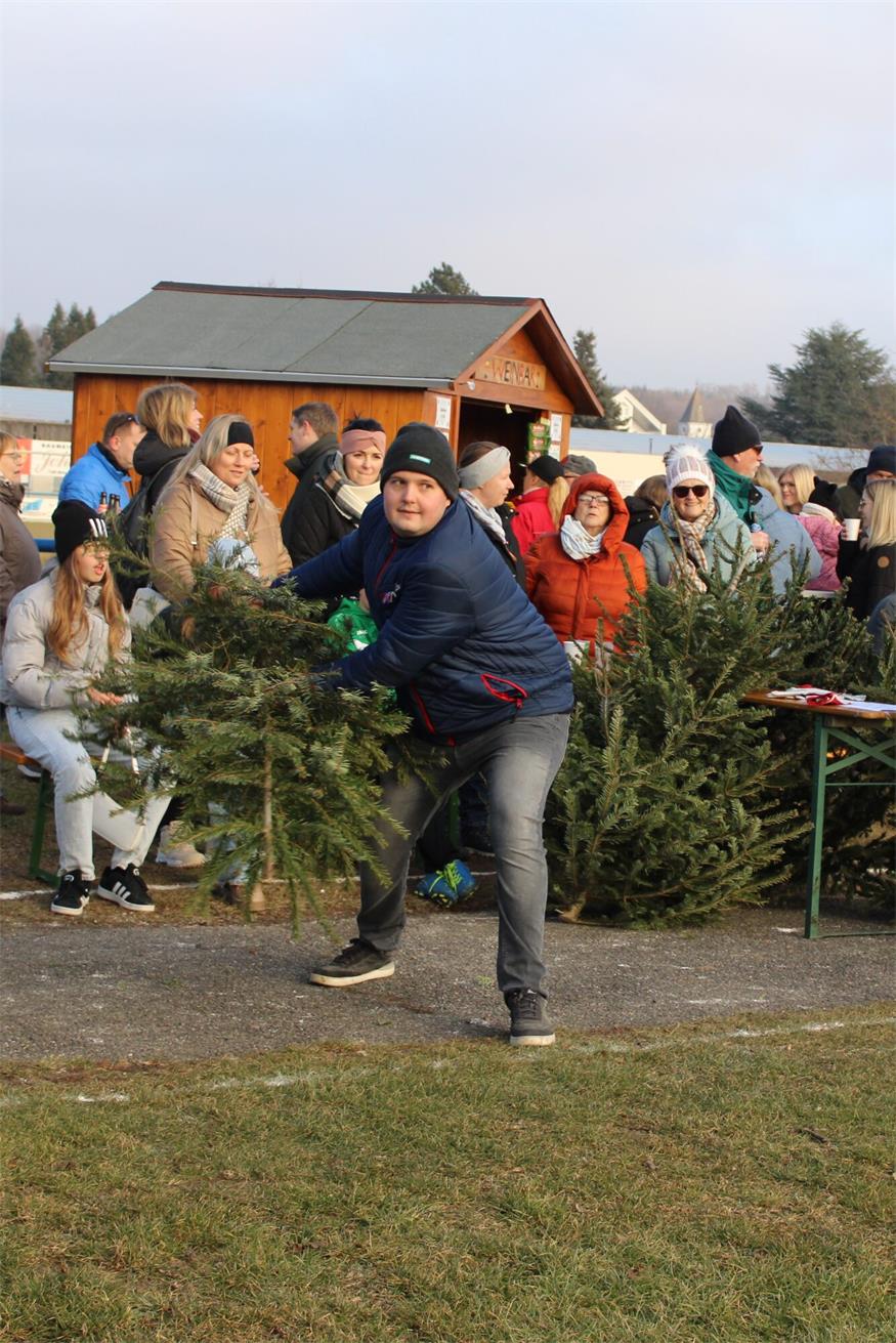 In Stoob „flogen“ Christbäume